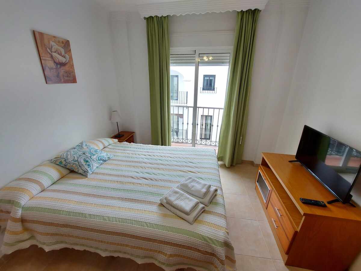 Estudio en el centro de Nerja con balcón y terraza 2A